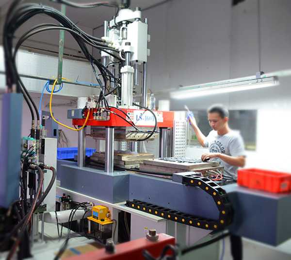 利勇安液態硅膠制品注塑機